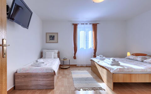 Labin 754: Bois, Sol, Chambre, Sol, Lit, Design Intérieur, Drap De Lit, Domicile, Cadre De Lit, Meubles