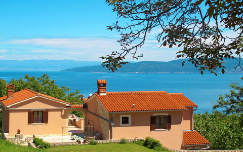 Labin 754: Ciel, Plante, Propriété, Bâtiment, Nuage, Fenêtre, Arbre, Paysage Naturel, Maison, Végétation