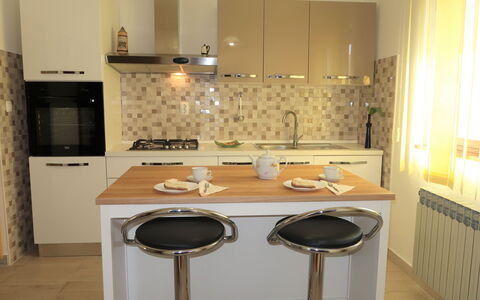 La Donja: Évier, Comptoir, Luminaire Plomberie, Robinet, Cabinetry, Bois, Bâtiment, Armoire De Toilette, Cuisine, Sol