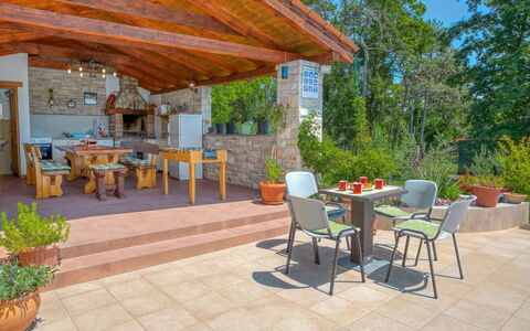 Kos: Propriété, Patio, Immobilier, Arrière-Cour, Bâtiment, Maison, Cour, Domicile, Pièce, Aménagement Paysager