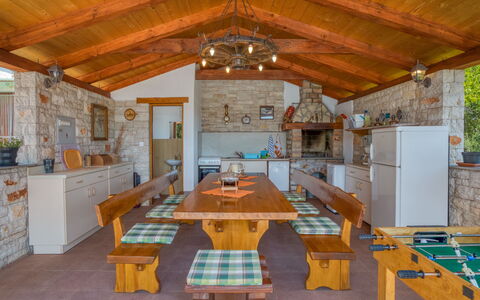 Kos: Pièce, Propriété, Bâtiment, Meubles, Table, Faisceau, Design Intérieur, Plafond