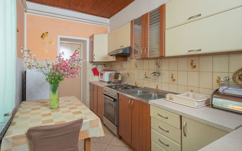 Kos: Cabinetry, Fleur, Comptoir, Propriété, Meubles, Bâtiment, Tiroir, Plante, Cuisine, Table