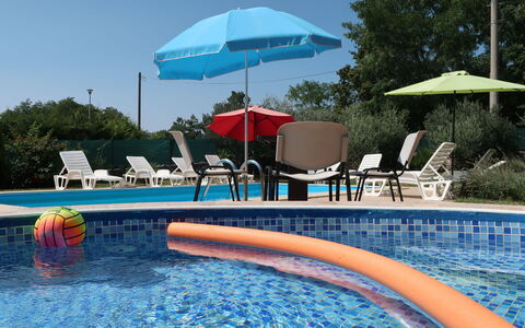 Kos: L'Eau, Propriété, Ciel, Bâtiment, Parapluie, Piscine, Bleu Azur, Mobilier De Jardin, Arbre, Ombre