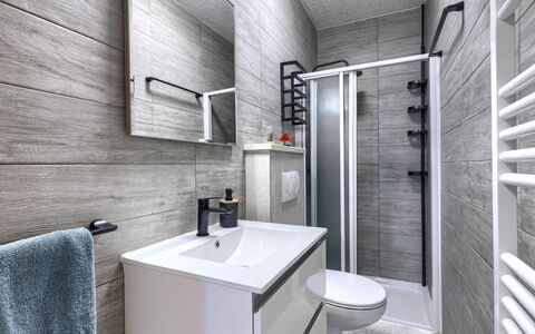 Lola: Luminaire Plomberie, Évier, Sol, Sol, Robinet, Plomberie, Salle De Bains, Armoire De Toilette, Toilette