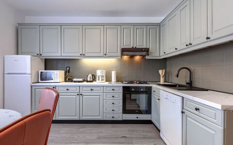 Lola: Cuisine, Cabinetry, Appareil De Cuisine, Comptoir, Design Intérieur, Meubles, Principaux Appliance, Sol, Éclairage, Placard