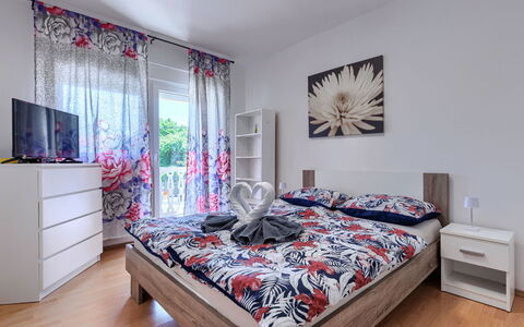 Lola: Meubles, Lit, Design Intérieur, Chambre, Literie, Drap De Lit, Sol, Sol, Bois, Pièce