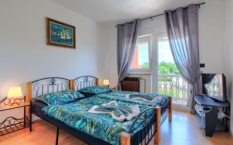Lola: Meubles, Appartement, Dur, Literie, Tache De Bois, Lit, Linge, Chambre, Hôtel, Balcon