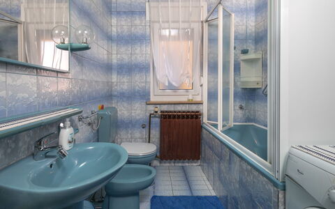 Lola: Miroir, Robinet, Évier, Luminaire Plomberie, Propriété, Lavabo, Bleu, Bleu Azur, Salle De Bains, Violet