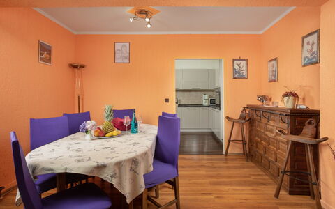 Lola: Pièce, Meubles, Propriété, Sol, Salle À Manger, Plafond, Design Intérieur, Bâtiment, Mur, Table