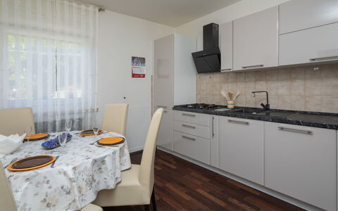 Lola: Pièce, Propriété, Meubles, Cuisine, Design Intérieur, Bâtiment, Sol, Comptoir, Maison, Jaune