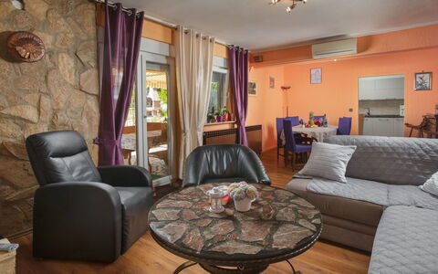 Lola: Pièce, Salon, Propriété, Meubles, Design Intérieur, Bâtiment, Maison, Sol, Domicile, Table