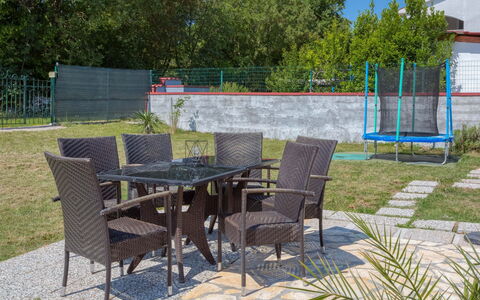 Lola: Meubles, Propriété, Cour, Patio, Table, Aménagement Paysager, Maison, Arrière-Cour, Pièce, Immobilier