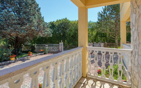 Lola: Propriété, Immobilier, Maison, Bâtiment, Porche, Balcon, Pièce, Domicile, Biens, Arbre