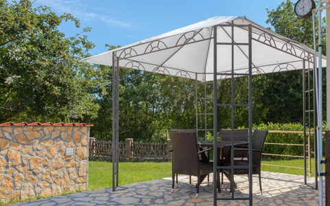 Lola: Plante, Ciel, Ombre, Arbre, Tente, Bâtiment, Surface De La Route, Chaise, Herbe, Mobilier De Jardin