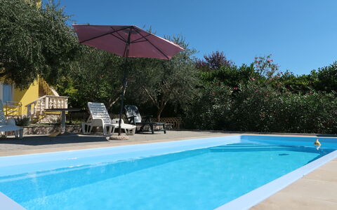 Roberta: L'Eau, Ciel, Propriété, Piscine, Bâtiment, Bleu Azur, Ombre, Mobilier De Jardin, Parapluie, Loisir