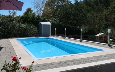 Roberta: Propriété, L'Eau, Plante, Ciel, Bâtiment, Bleu Azur, Rectangle, Piscine, Ombre, Composite