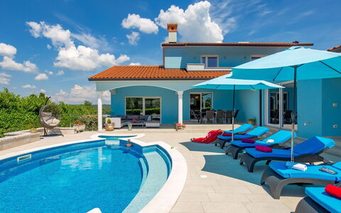 Villa Gabriel: Nuage, L'Eau, Ciel, Propriété, Bleu, Bâtiment, Fenêtre, Piscine, Bleu Azur, Mobilier De Jardin