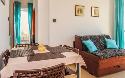 Rabac 633: Meubles, Pièce, Propriété, Chambre, Design Intérieur, Salon, Turquoise, Rideau, Table, Lit