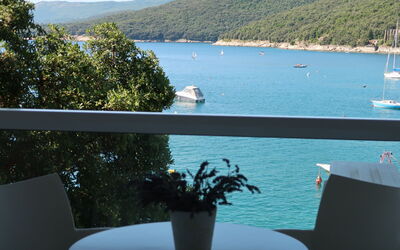 Rabac 633: L'Eau, Meubles, Propriété, Table, Bateau, Plante, Ciel, Lumière, Bleu Azur, Vert