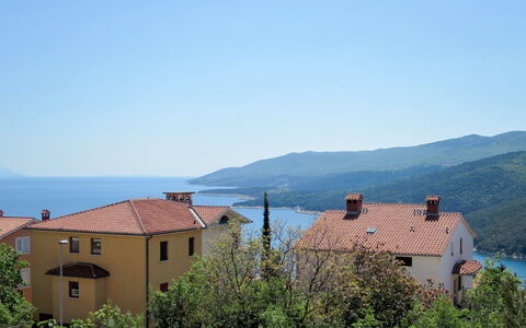 Orhideja: Ciel, L'Eau, Plante, Propriété, Bâtiment, Fenêtre, Bleu Azur, Montagne, Maison, Lot Terre