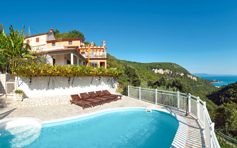 Rabac 640: L'Eau, Ciel, Propriété, Bâtiment, Bleu, Station Balnéaire, Piscine, Fenêtre, Bleu Azur, Plante