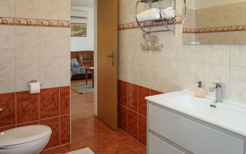 Marija: Salle De Bains, Pièce, Propriété, Tuile, Armoire De Toilette, Robinet, Sol, Mur, Accessoire Salle De Bain, Design Intérieur