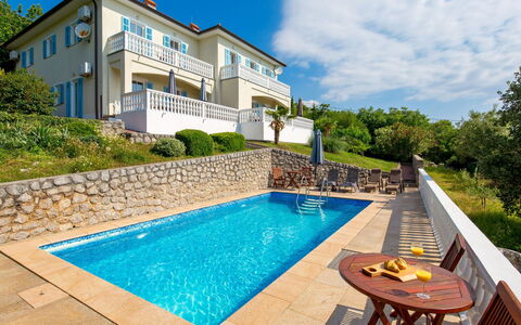 Mošćenička Draga 613: L'Eau, Plante, Ciel, Propriété, Bâtiment, Piscine, Nuage, Bleu Azur, La Nature, Arbre