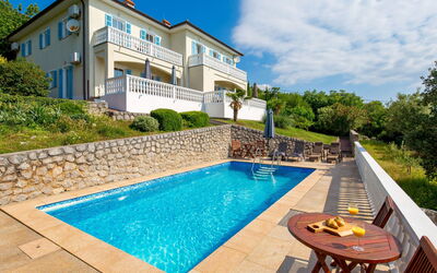 Mošćenička Draga 613: Plante, L'Eau, Bâtiment, Ciel, Propriété, Nuage, Piscine, Bleu Azur, Arbre, Herbe