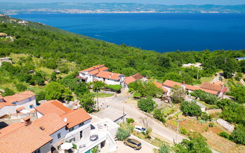 Matea: L'Eau, Ciel, Propriété, La Nature, Bleu Azur, Bâtiment, Arbre, Plante, Paysage Naturel, Design Urbain