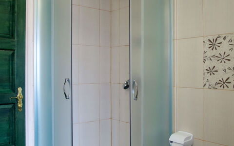 Matea: Porte, Bâtiment, Luminaire Plomberie, Porte De Douche, Douche, Salle De Bains, Maison, Plomberie