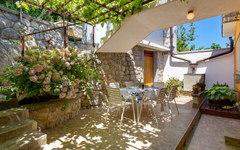 Mošćenička Draga 616: Plante, Table, Bâtiment, Chaise, Fleur, Pot De Fleur, Ombre, Fenêtre, Arbre, Tableau De Plein Air
