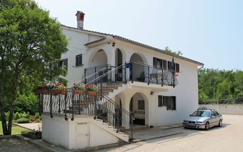 Krk Malinska 632: Ciel, Bâtiment, Plante, Fenêtre, Roue, Véhicule, Voiture, Arbre, Maison