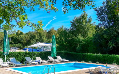 Krk Malinska 632: L'Eau, Plante, Ciel, Propriété, Piscine, Arbre, Bleu Azur, Nuage, Ombre, Mobilier De Jardin