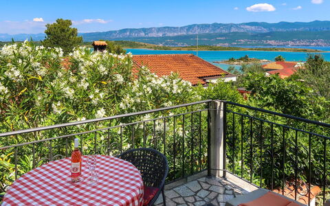 Krk Malinska 633: Ciel, Nuage, Jour, Propriété, Meubles, L'Eau, Bleu, Table, Bâtiment, La Nature