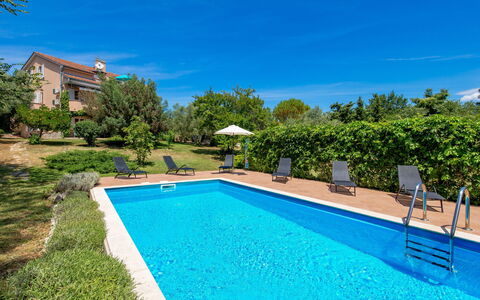 Glavotok: L'Eau, Plante, Ciel, Propriété, Piscine, Bâtiment, Bleu Azur, Arbre, Ombre, Rectangle