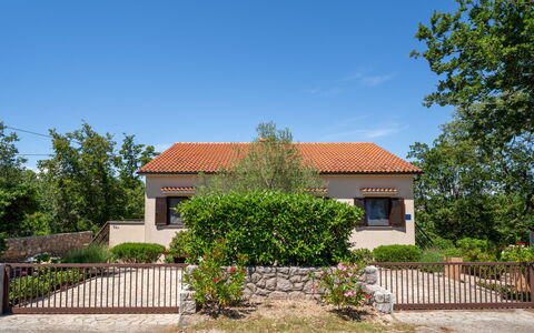 Krk Krk 664: Arbre, Bâtiment, Maison, Zone Résidentielle, Domicile, Arbuste, Façade, Architecture, Toit