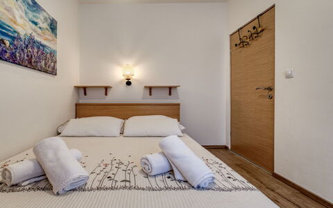 Krk Krk 664: Design Intérieur, Chambre, Mur, Lit, Bois, Meubles, Sol, Sol, Drap De Lit, Literie