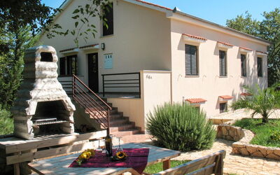 Krk Krk 664: Plante, Bâtiment, Propriété, Ciel, Fenêtre, Arbre, Ombre, Escaliers, Chalet, Bois