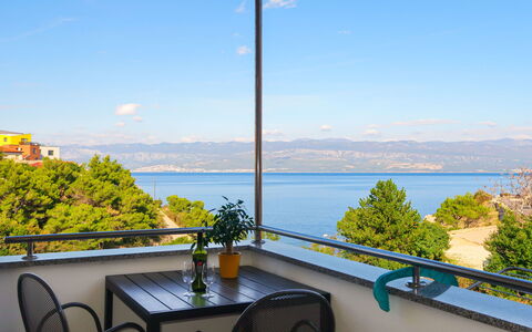 Krk Vrbnik 605: Ciel, L'Eau, Table, Propriété, Meubles, Nuage, Bleu Azur, Pot De Fleur, Bâtiment, Plante D'Appartement