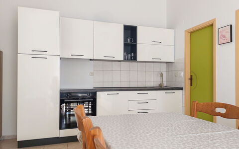 Krk Baška 658: Design Intérieur, Bois, Sol, Meubles, Sol, Cabinetry, Pièce, Comptoir, Cuisine, Appareil De Cuisine