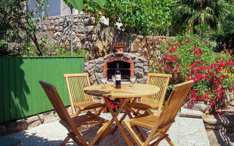 Crikvenica 602: Plante, Propriété, Meubles, Fleur, Feuille, Tableau De Plein Air, Vert, Botanique, Chaise, Mobilier De Jardin