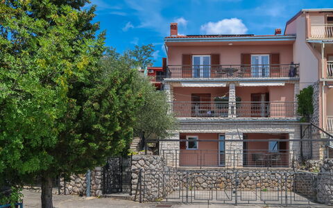 Crikvenica 602: Nuage, Bâtiment, Fenêtre, Jour, Ciel, Plante, Bleu Azur, Design Urbain, Arbre, Maison