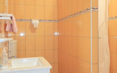 Crikvenica 602: Propriété, Bâtiment, Salle De Bains, Luminaire Plomberie, Design Intérieur, Tete De Douche, Sol, Sol, Douche