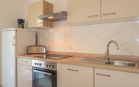 Crikvenica 602: Cabinetry, Comptoir, Evier, Évier, Propriété, Bâtiment, Robinet, Cuisine, Cuisinière, Luminaire Plomberie
