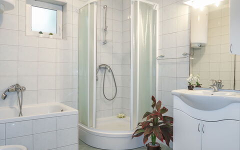 Manestar: Salle De Bains, Pièce, Propriété, Tuile, Robinet, Design Intérieur, Luminaire Plomberie, Mur, Sol, Architecture