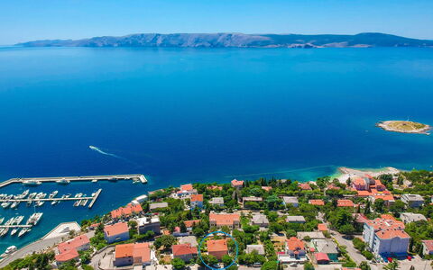 Novi Vinodolski 630: L'Eau, Ciel, Ressources En Eau, Jour, Bâtiment, Lumière, Bleu Azur, Bleu, La Nature, Paysage Naturel