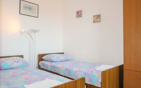 Senj 625: Lit, Pièce, Meubles, Chambre, Propriété, Drap De Lit, Mur, Literie, Bâtiment, Cadre De Lit