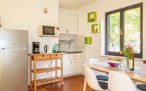 Senj 625: Pièce, Meubles, Propriété, Design Intérieur, Bâtiment, Sol, Jaune, Maison, Table, Cuisine