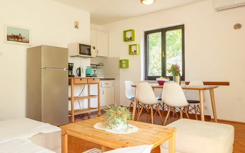 Senj 625: Pièce, Meubles, Propriété, Salon, Design Intérieur, Bâtiment, Table, Maison, Jaune, Sol