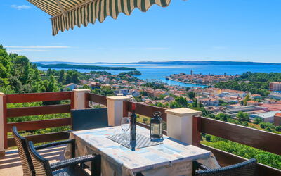 Rab Rab 676: Ciel, Table, Meubles, Propriété, Jour, Bâtiment, L'Eau, Chaise, Bleu Azur, La Nature